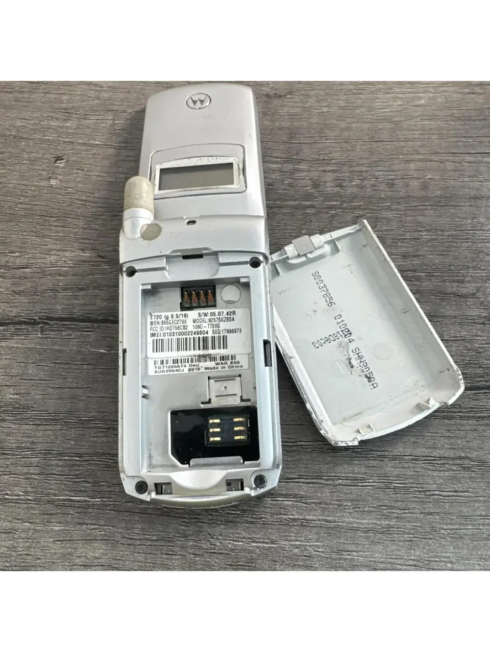 Motorola T720 Silver 120 x 160 Pixel Dual Screen Flip Cell Phone UNTESTED